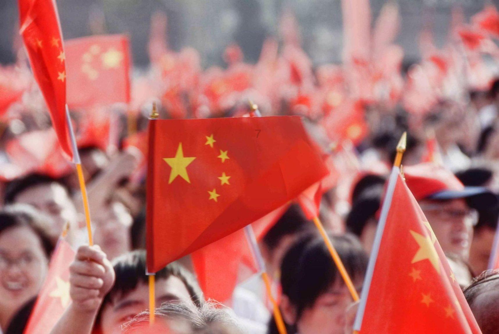 李嘉欣夫妇现身马场观赛，两人十指紧扣很恩爱，没拉头马仍是焦点